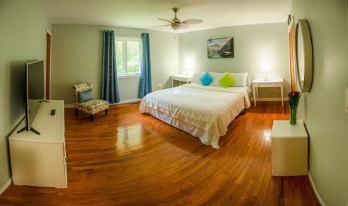 Hastings Highlands Apartment | Bancroft Petals I Sleep 8 l BBQ l POOL