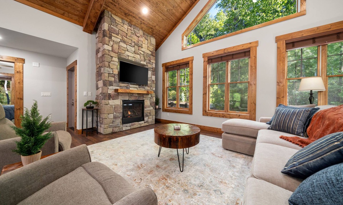 Skyland Cabin | Be the 1ST! NEW CONSTRUCTION 2023~LUXURY~Mtn Views~Hot Tub~Close to Everything!