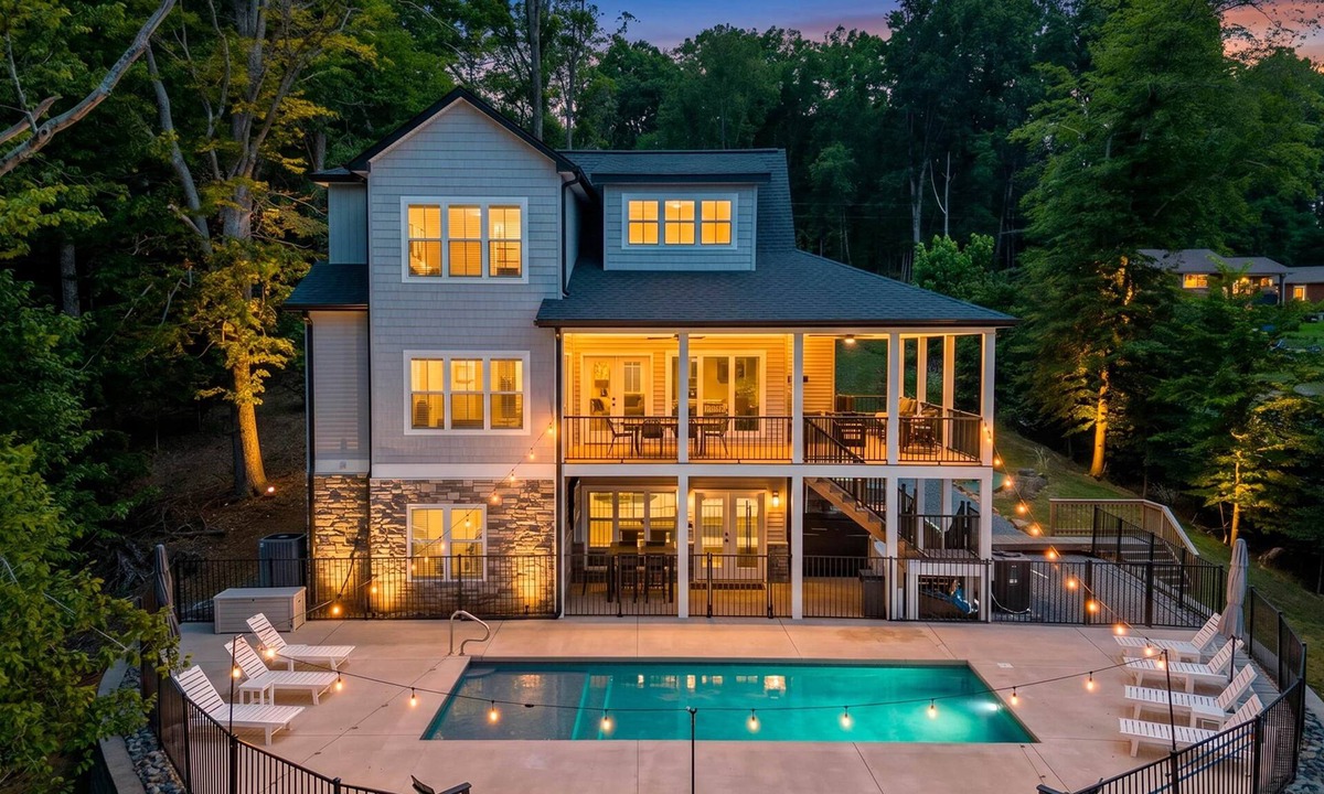 High Point House | Beacon Pointe, New 7-Bed Lakefront Luxury w/Covered Decks + Heated Salt Water Pool, Hot Tub, Dock!