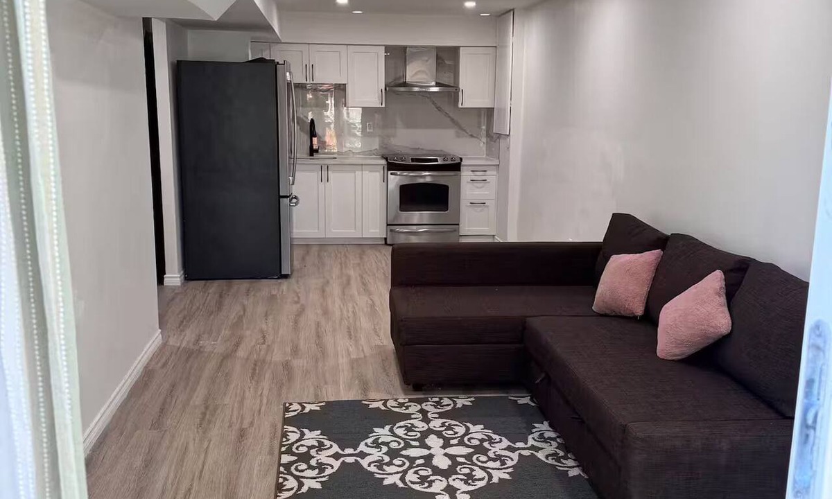 Whitby Apartment | Beautiful Cozy Walkout Basement Apartment