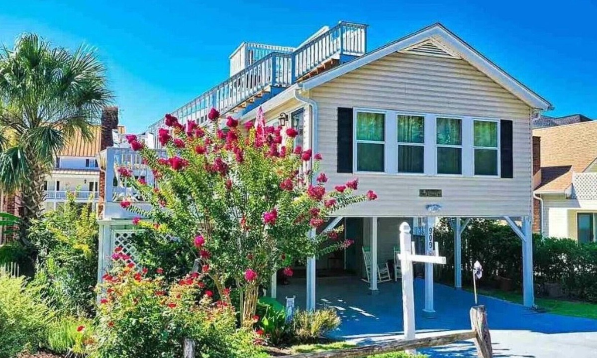 Crescent Beach House | Beautiful Family Home, Residential Area, Short Walk to Beach, Renovated Shower
