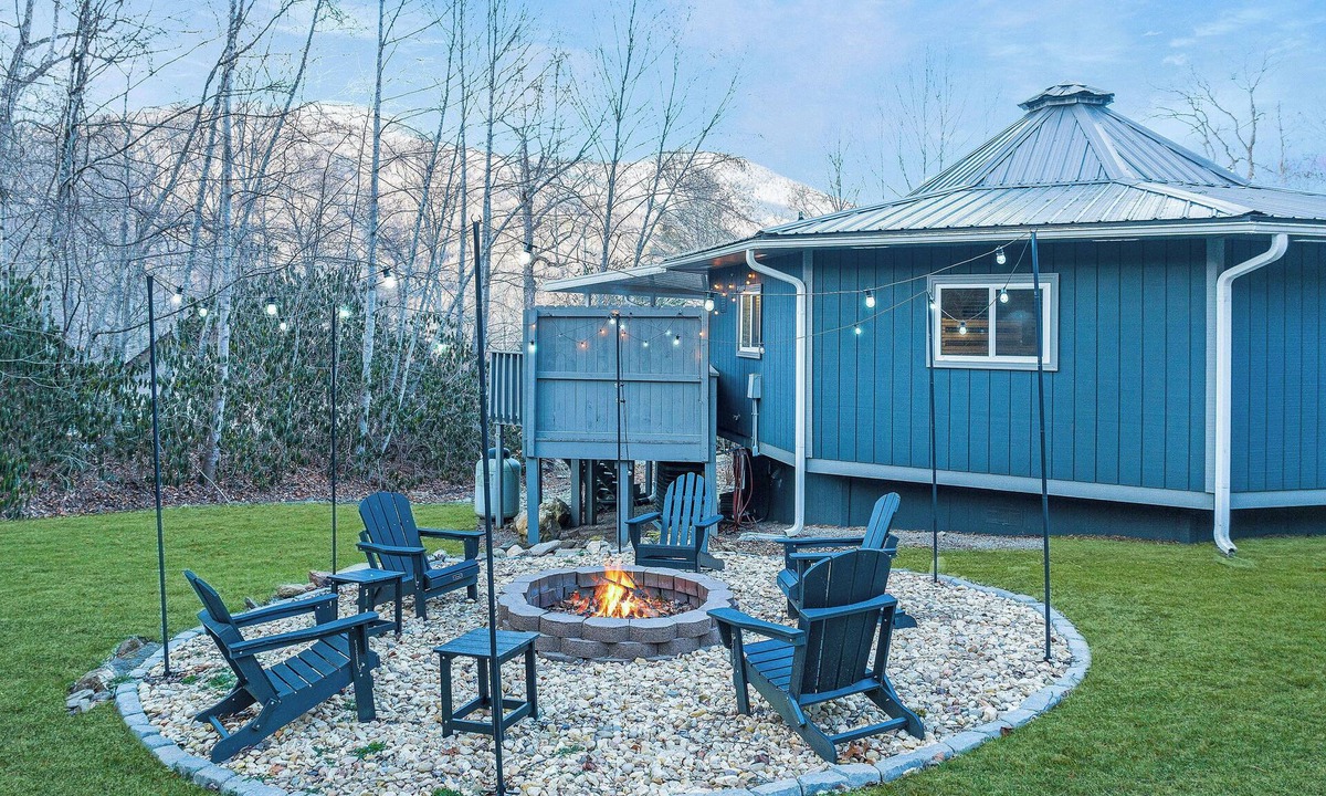 Maggie Valley Cottage | Beautifully Updated! Hot Tub, Fire Pit, Arcade, Dogs Ok! Heart of Maggie Valley