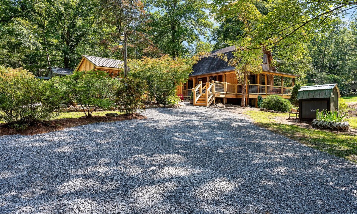 Tallassee Cabin | Becky’s hideaway nestled next to the great smoky mountains national park.