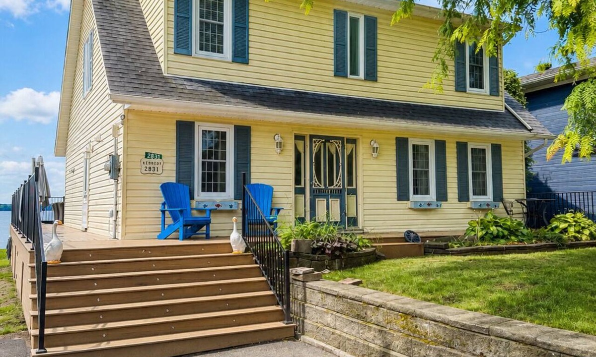 Cumberland Beach House | Big Yellow House on Lake Couchiching in S. Muskoka & Orillia