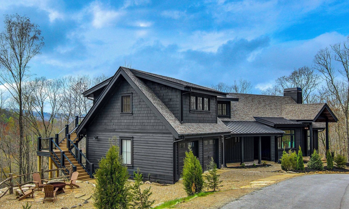 Glenville House | 'Black Chalet' Mtn-View Home w/Deck in Glenville!