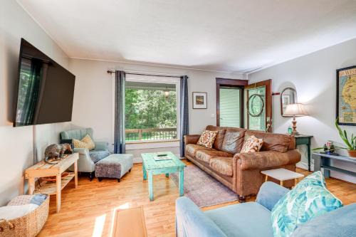 Blacksburg House | Blacksburg Hideaway w/Hot Tub ~ 5 Mi to Campus!