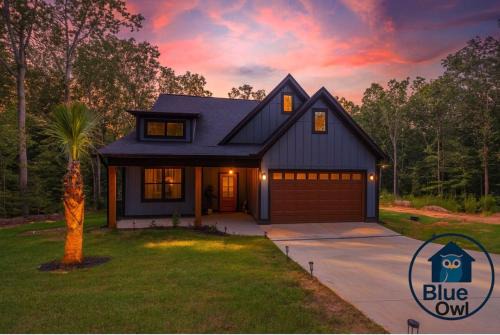 Westminster House | Blue owl Lakefront Cabin Hot Tub Mini Golf Fire Place Petfriendly