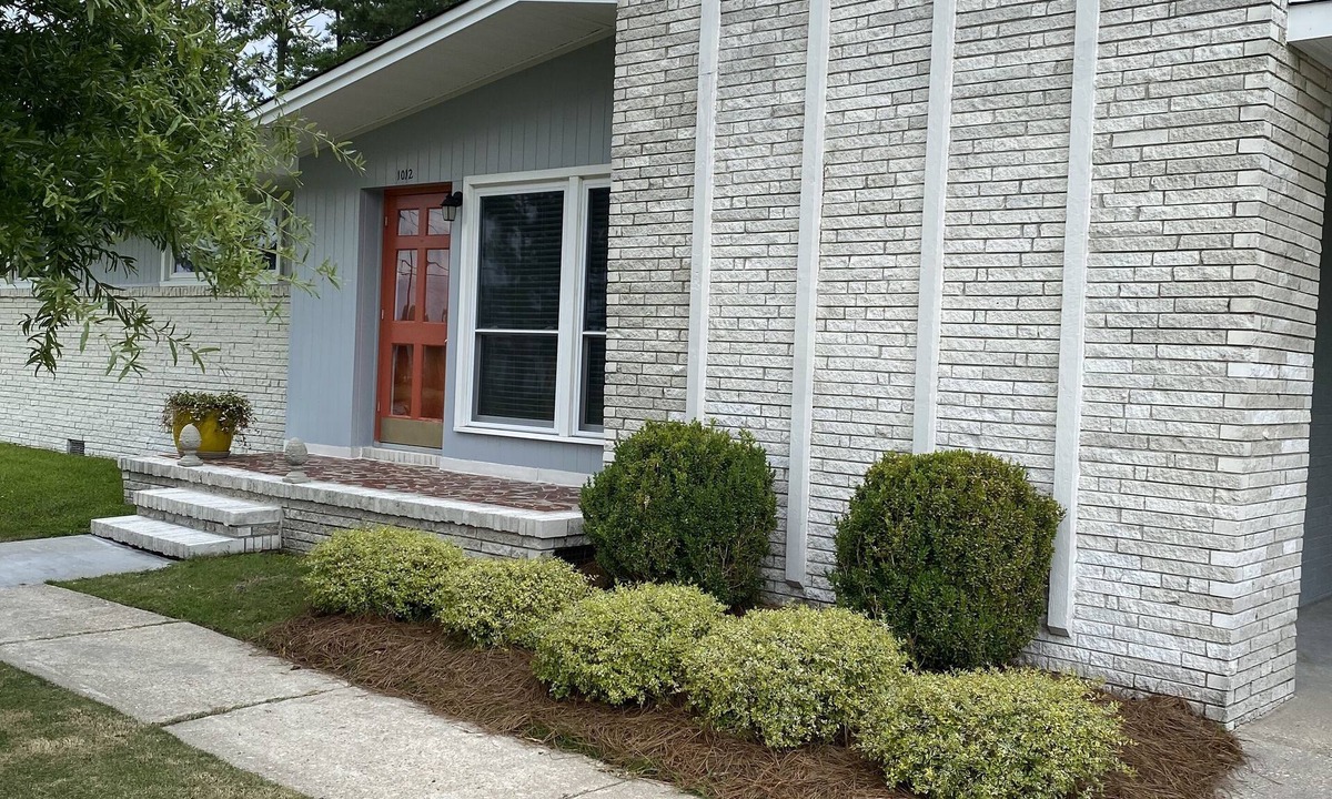Jacksonville House | Bonnie On Clyde. 2 king beds 2 twins 2 Bath. Beautiful back yard