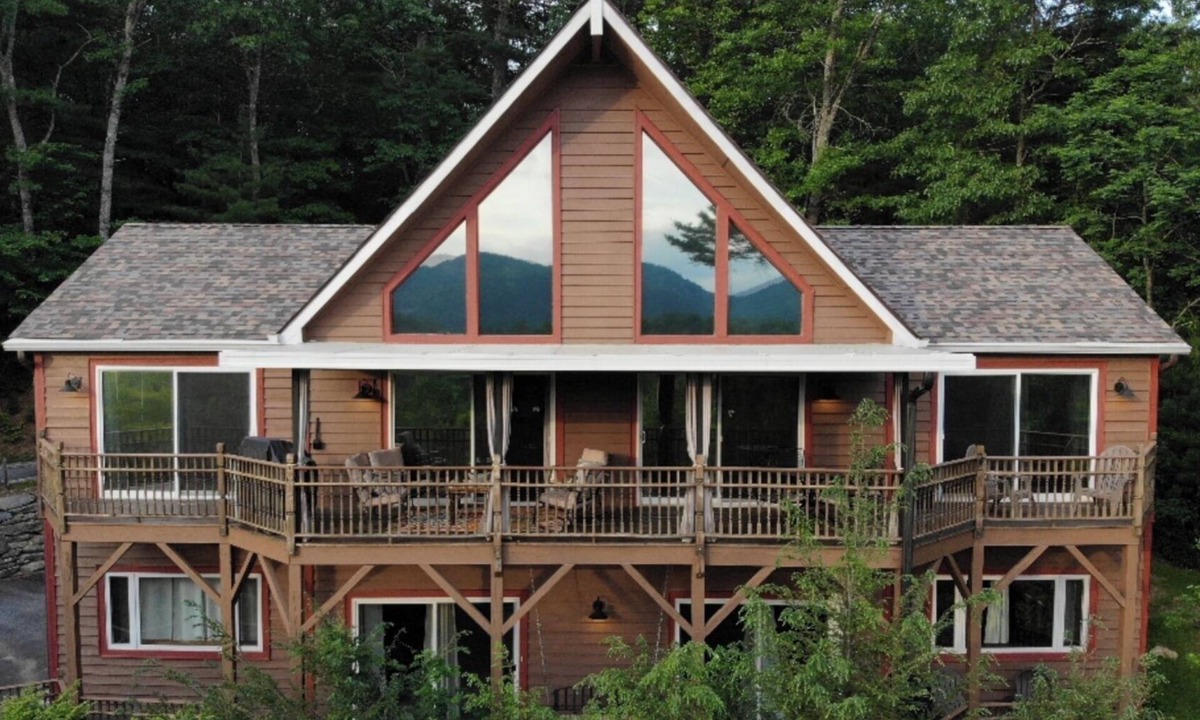 Sapphire House | Book cool summers NOW. Incredible view 3400 sf Retreat. Skee ball, Amenities