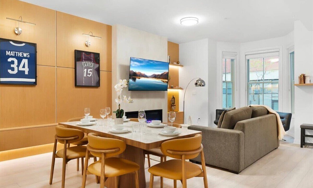 Toronto Entertainment District Apartment | Boutique Townhouse 3BR Sleeps 7 Free Parking
