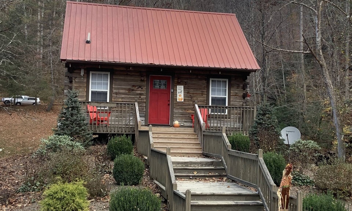 Deep Gap Cabin | BRAND NEW JACUZZI HOT TUB Real Log Cabin, Beautiful Rushing Trout Stream, Wifi.