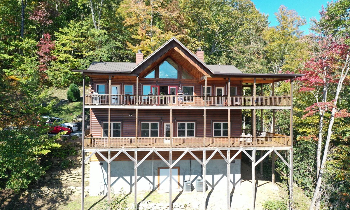 Sapphire Cabin | BREATHTAKING VIEWS @ 3,850 FEET, 4.2 ACRES GATED PRIVACY, 100 CONSECUTIVE 5-STAR