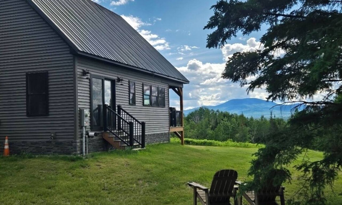 Stratton Ski Chalet | Breeze & Blue Mountain Cabin: SLEEPS UP TO 12, Newly built, Near SUGARLOAF MTN.