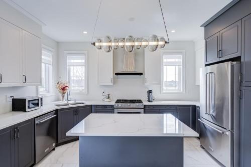 East Gwillimbury Apartment | Bright New 5BR 4BA Entire Home