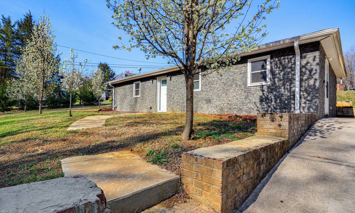 Lexington House | Bring Your Pets! Getaway 1 Mi to Uptown Lexington