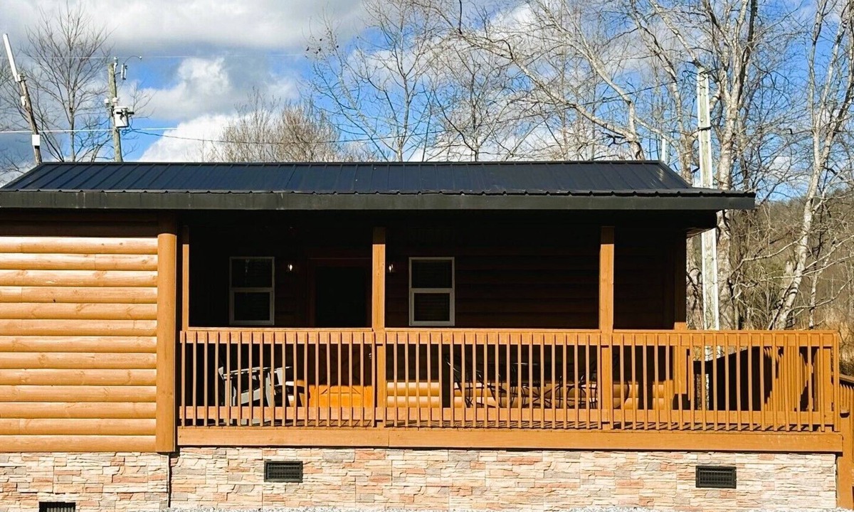 Frank Cabin | Buck Hill Tiny Home Cabin #5 Honeymoon Suite ADA Compliant