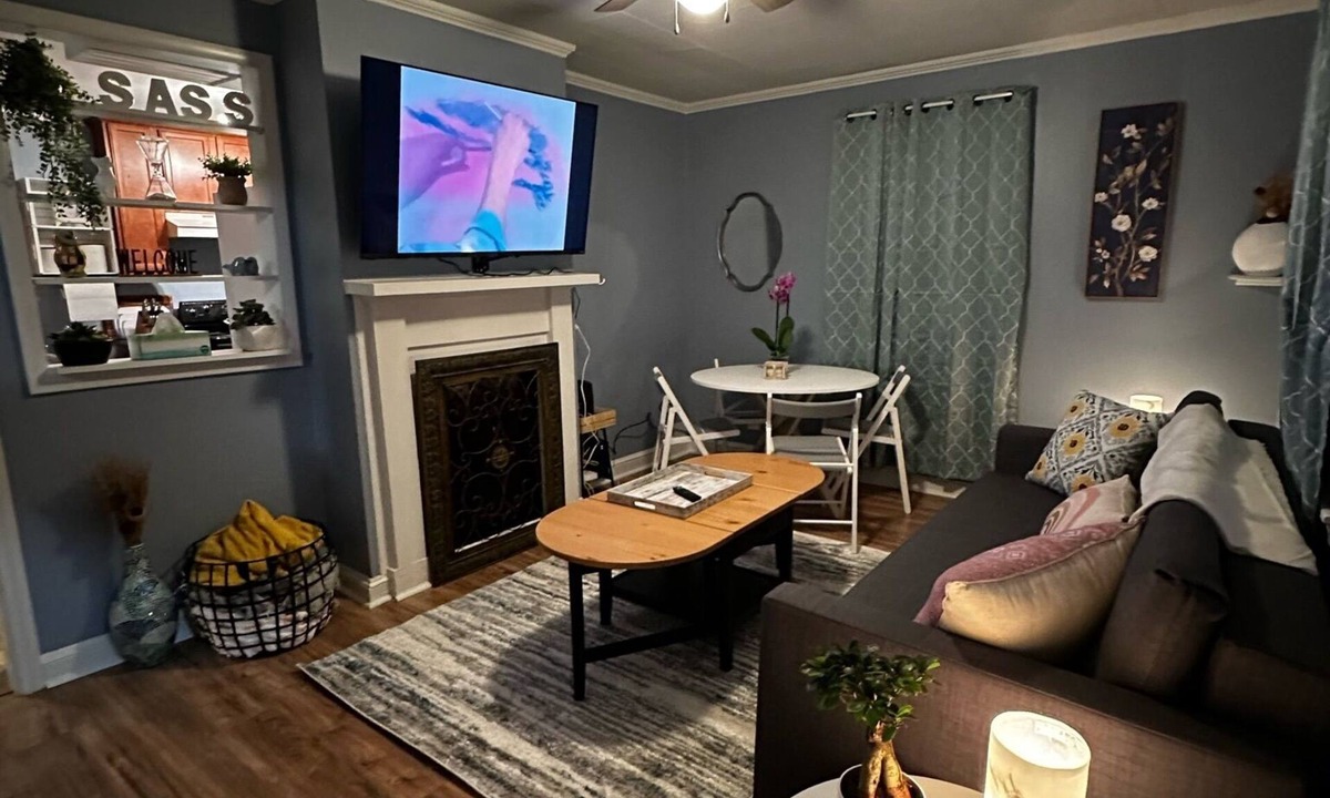 Dilworth House | {Bunga-YOLO} Fun and Games in CLT's Best Neighborhood. Hot Tub NEW and working!