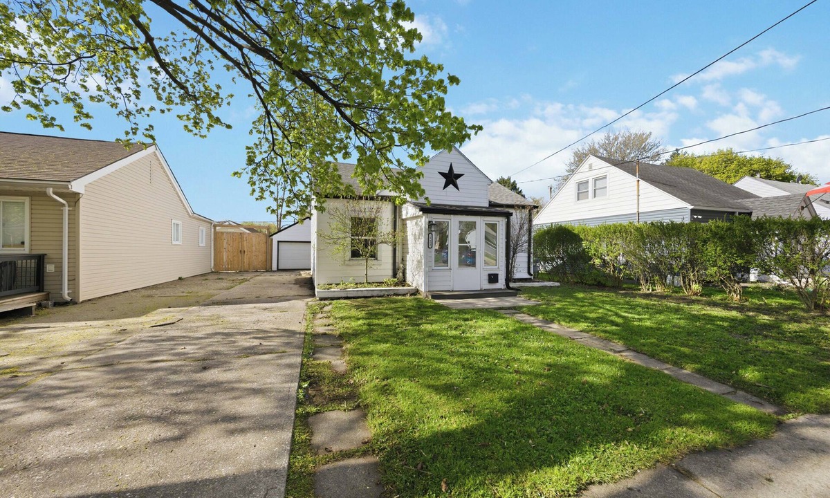 Sarnia House | Bungalow On Ann/pet friendly with a fenced in yard