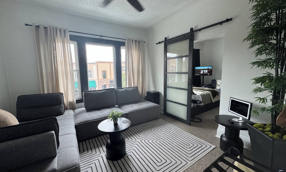 Ruthven Apartment | Business Traveller/Couples 1-BED DOWNTOWN KINGSVILLE ~ A Cozy Private Apt SUITE