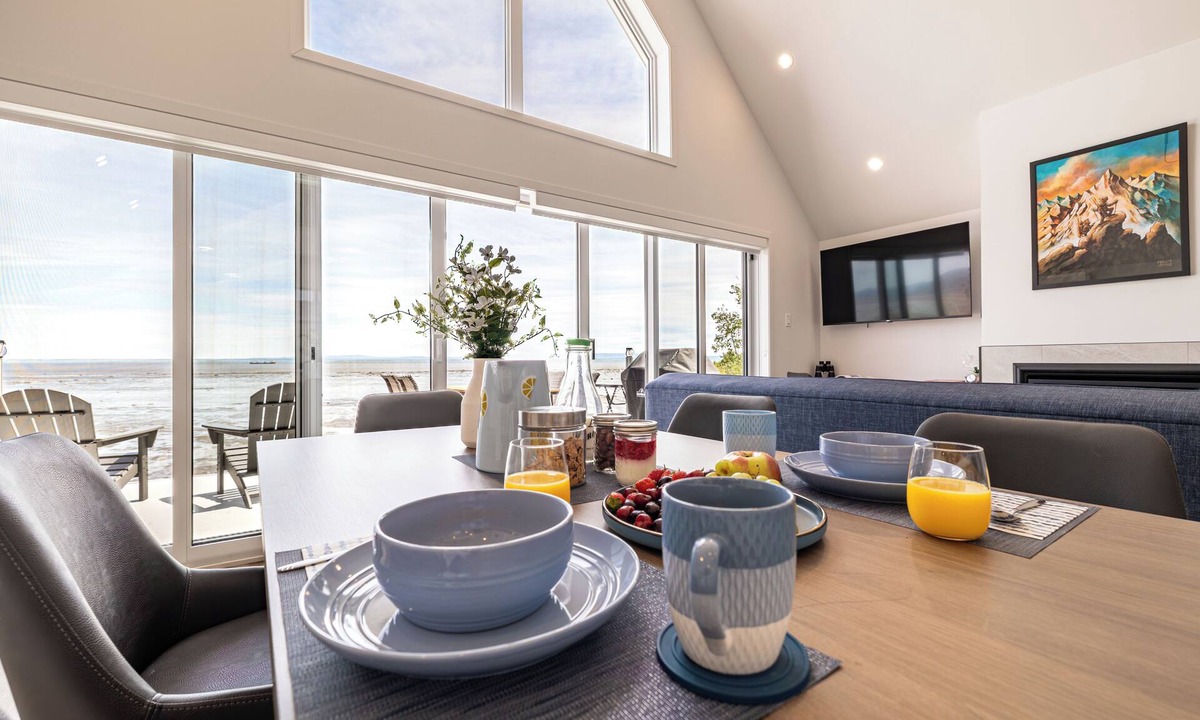 Petite-Riviere-Saint-Francois Condo | Stunning River View Loft