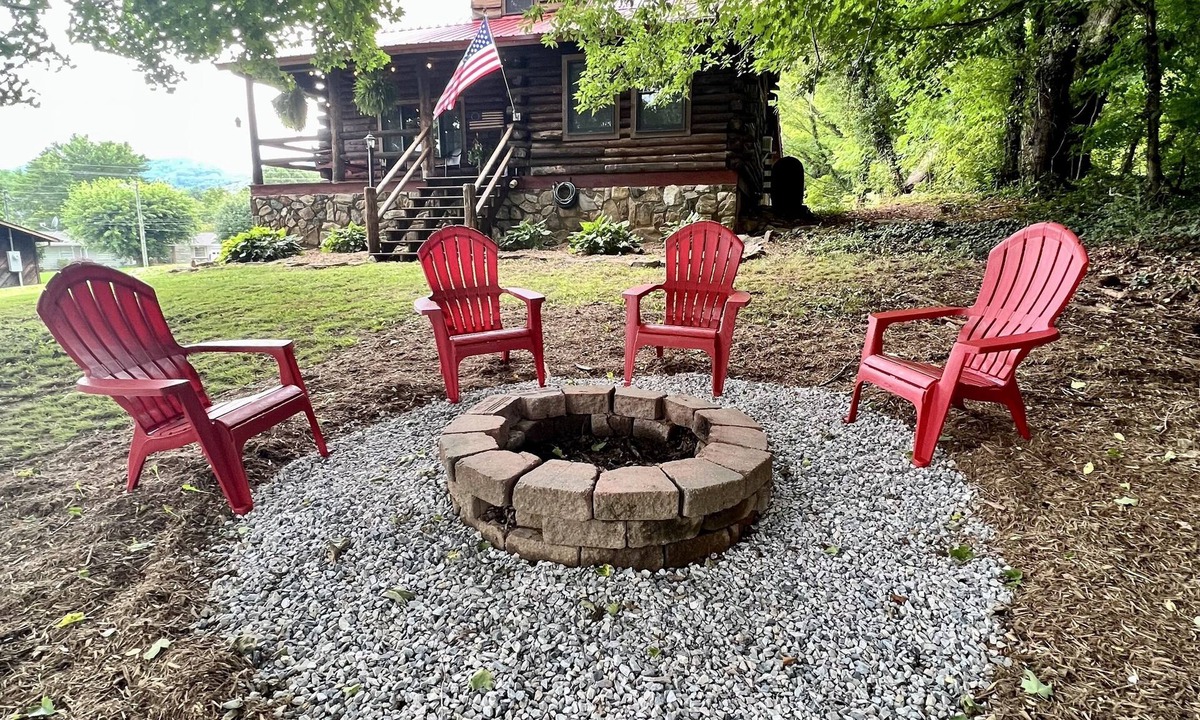 Burnsville Cabin | Cabin on Main- Cozy Downtown Burnsville!