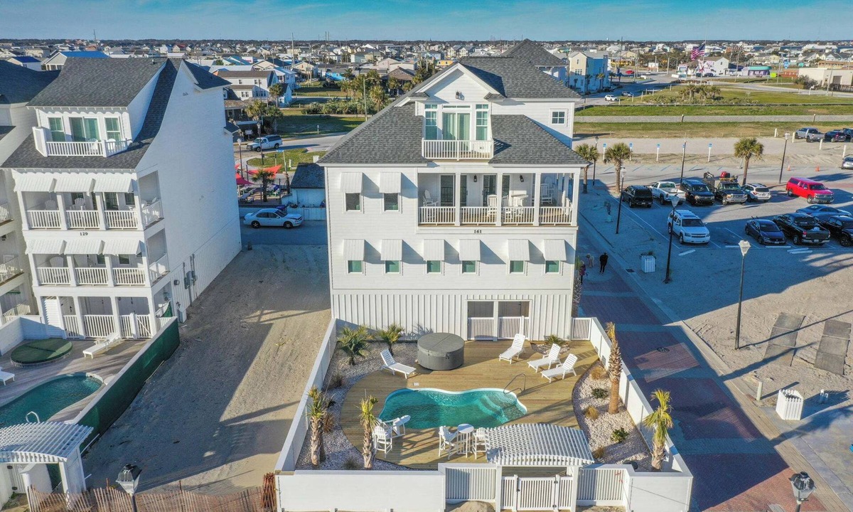 Atlantic Beach House | Captains Choice , is a beachfront 5 bdrm/5.5bth vacation home right on Atlantic Beach. Enjoy spacious living, a fully equipped kitchen, stunning ocean views, private pool & hot tub. Walk to food, drinks & music. Off-season pool heating avail.