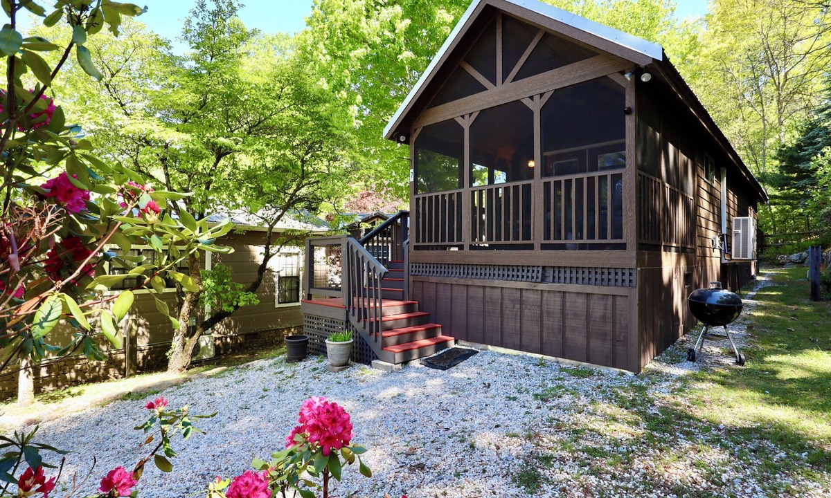 Highlands House | Carolina Cozy: Easy Walk to Main Street | Adorable Tiny Home w/Screened Porch