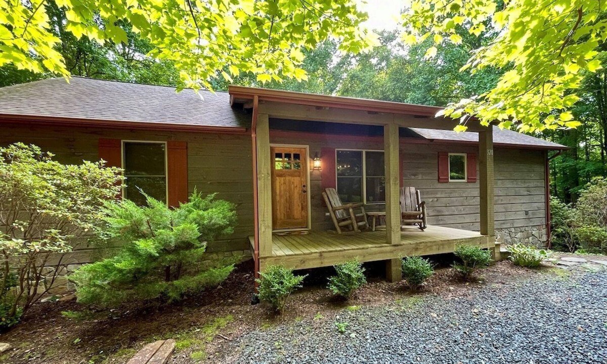 Fleetwood House | Carolina Dream - Small Dog Friendly, Game Table, Fire Pit, Upscale, Gated Community