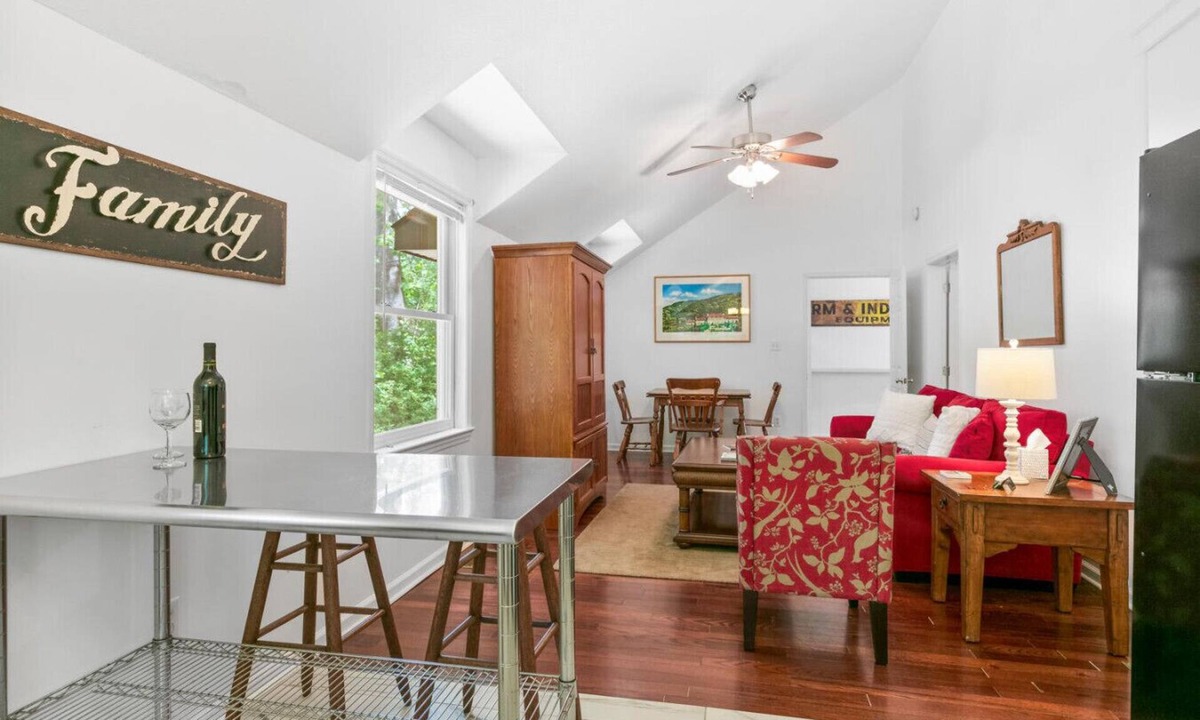 Royal Pines House | Carriage House and Studio on Historic Inn Property