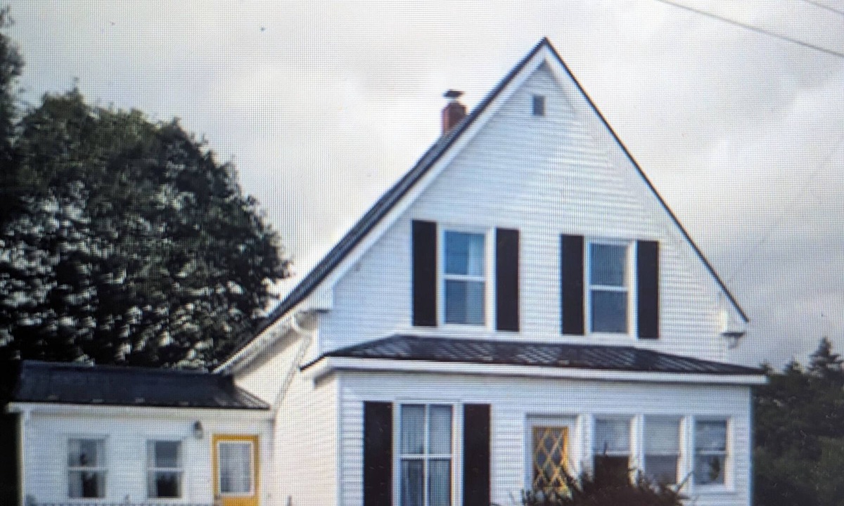 Cumberland County House | Century home by the Bay of Fundy. Handy to local attractions. Pets welcome!