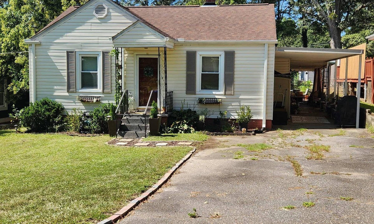 Greenville House | Charming 1-bedroom bungalow, just 1.5 miles from downtown Greenville!
