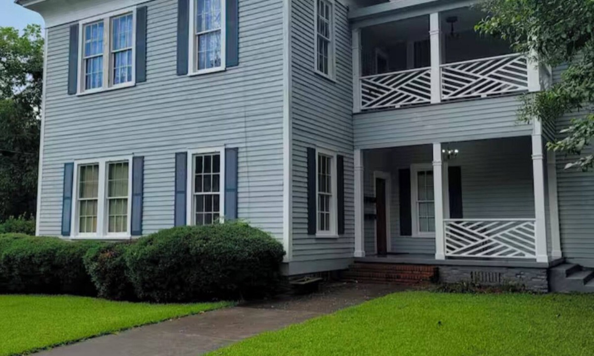 Dublin Apartment | Charming 1-bedroom upstairs apartment in brilliant Dublin, GA