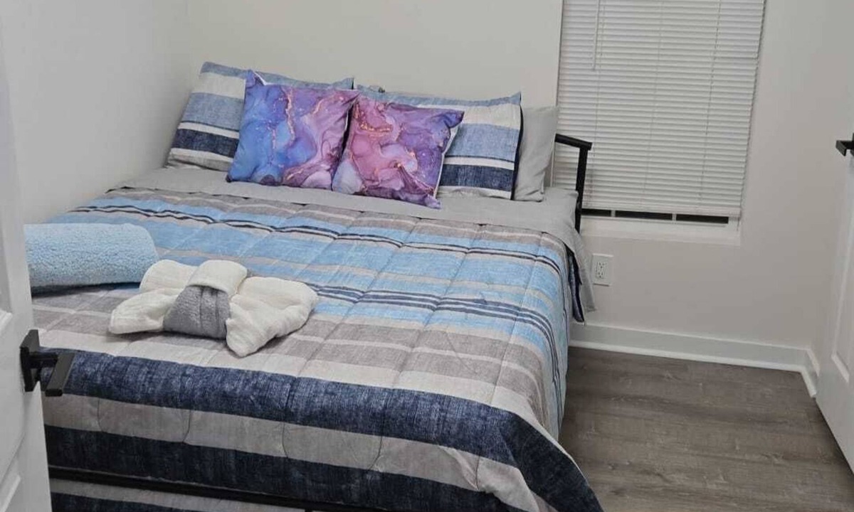 Sans Souci House | Charming 2-bedroom house with AC, WiFi in Greenville