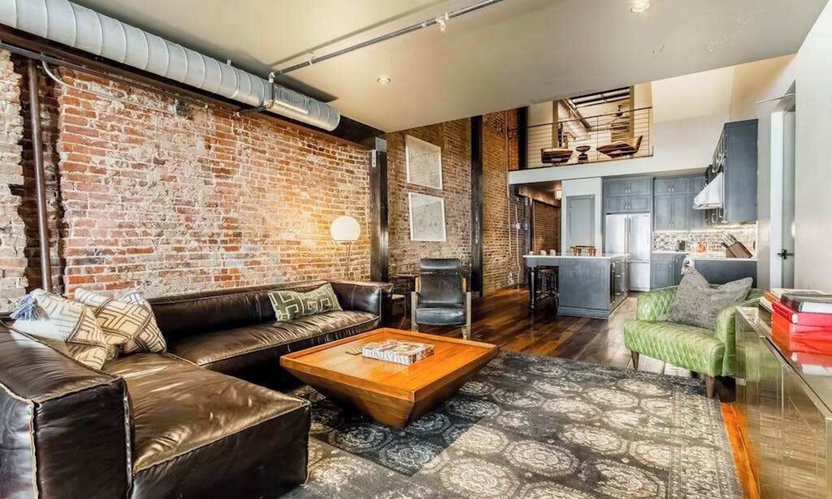 Arts District Apartment | Charming 4 bedroom loft with wet bar, central AC & full kitchen