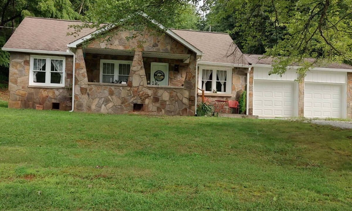 Franklin House | Charming 5-bedroom vintage farmhouse in beautiful Franklin, NC.