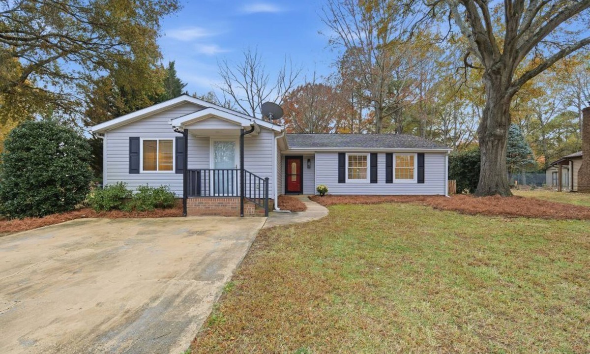 Charlotte House | Charming Shadow Lake Retreat – Spacious, Modern & Serene!
