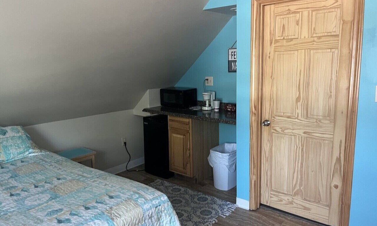 Old Orchard Beach Bed & Breakfast | Charming Top-Floor Queen Room with Sloped Ceilings, Walk to the Beach