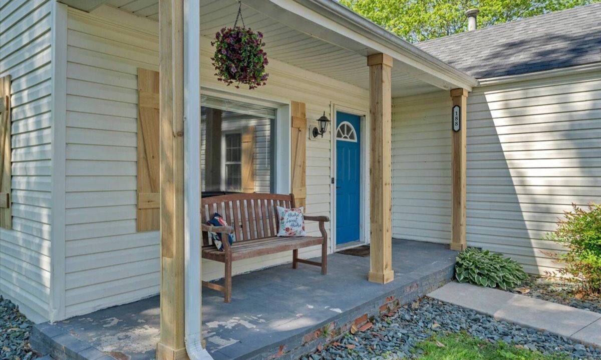 Daleville House | Charming Whole House In The Heart of Daleville