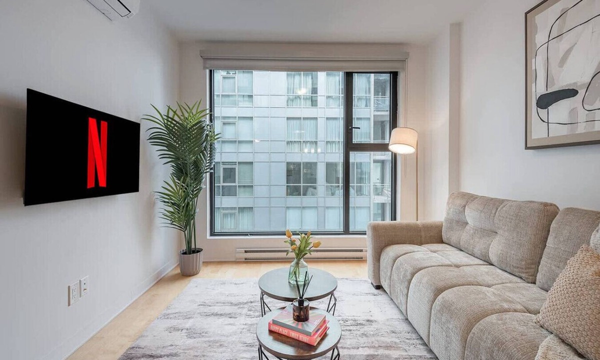 Cite Multimedia Apartment | Chic Modern Basilica Boutique - Square Victoria