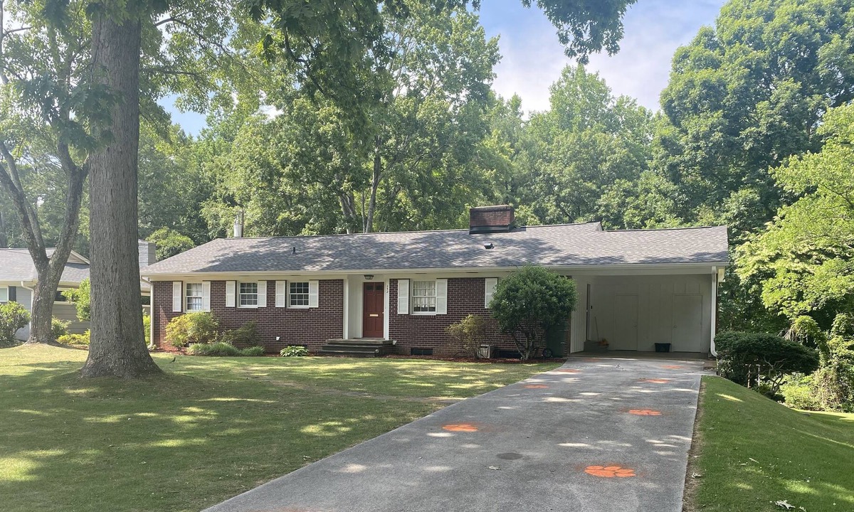 Clemson House | “Clemson’s Ranch on Riggs” Premier Host. Fantastic clean home and downtown area