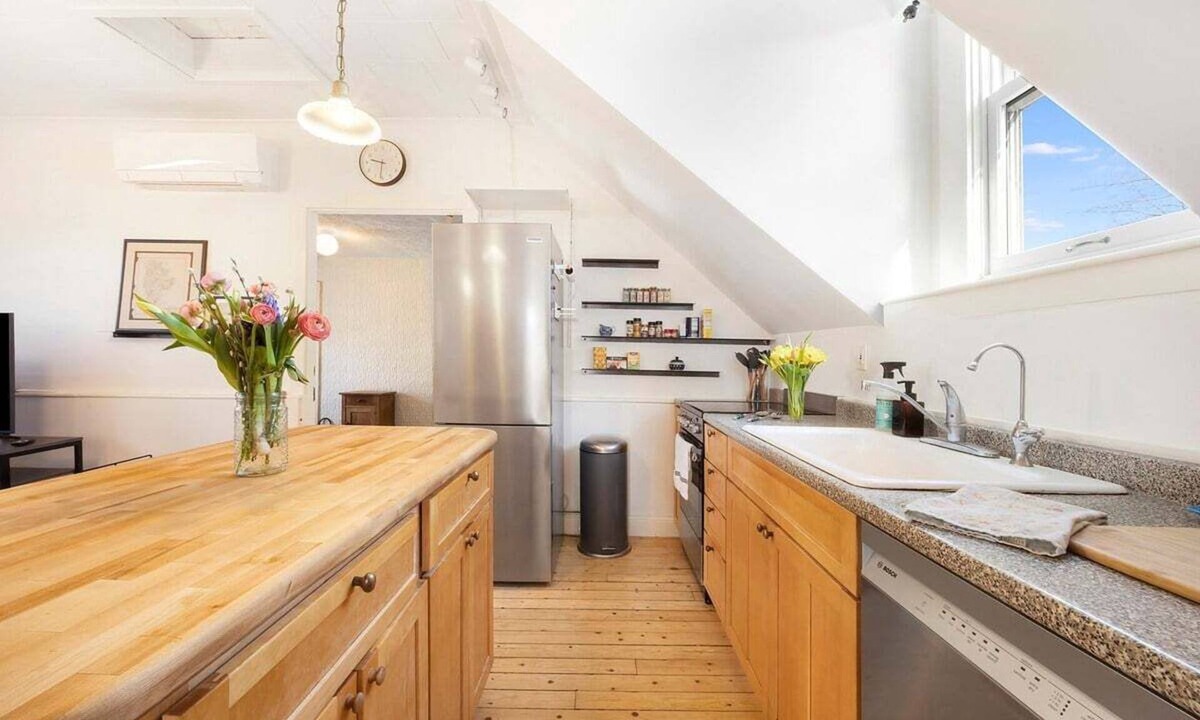Blue Hill Apartment | Coastal Flat! In-town, close to ocean!