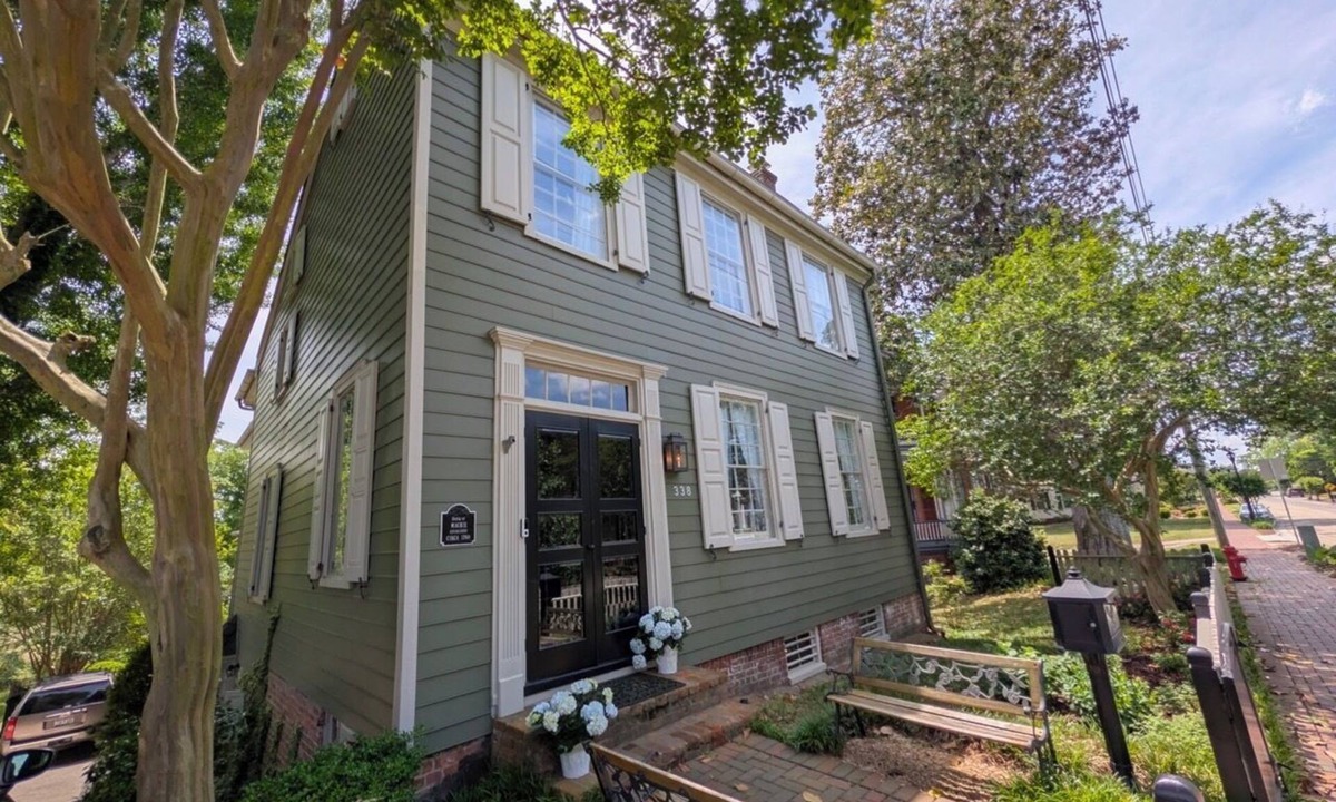 Smithfield Apartment | Colonial Smithfield ground floor Unit- close to Williamsburg, VA beach, & more