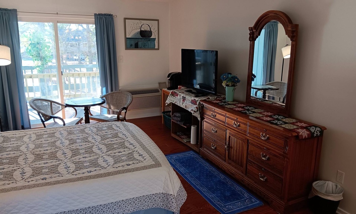 Fairfield Harbour Apartment | Comfy Corner a large comfortable one room condo with a strict no smoking policy