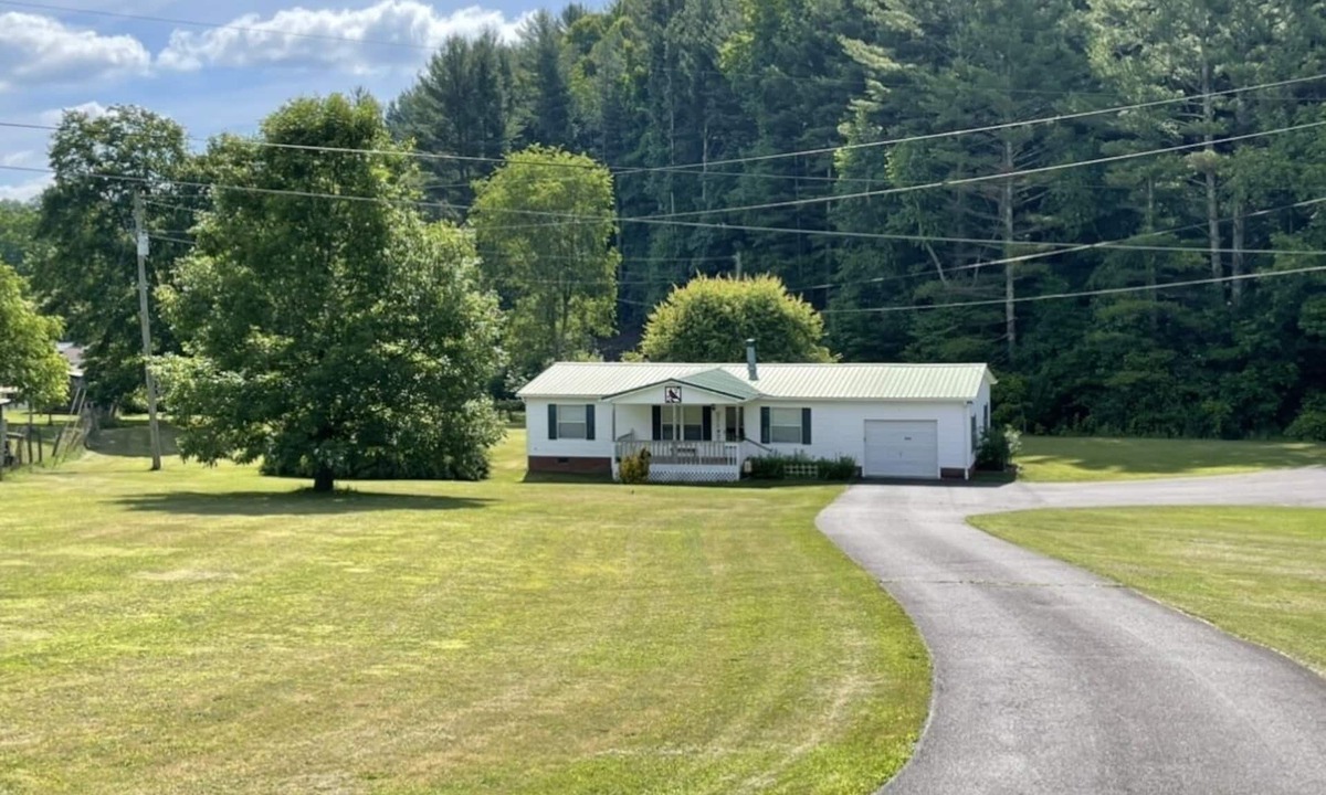 Ashe County House | Comfy Getaway w/stream and bridge out back