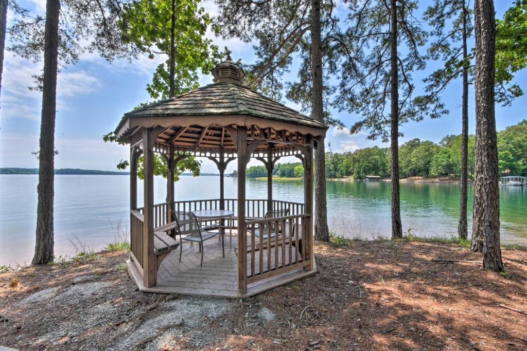 Salem House | Condo on Lake Keowee w/Resort Amenities & Pool!