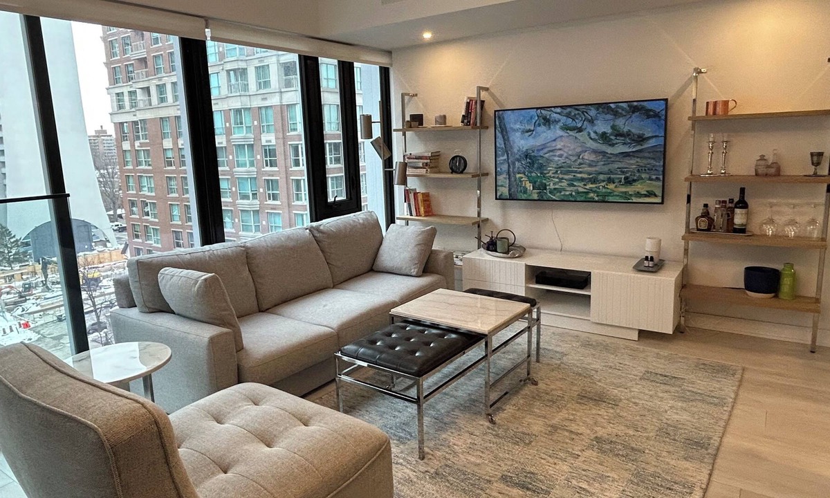 Midtown Toronto Condo | Cool vibe In the heart of Toronto, best restaurants and trendy shopping.