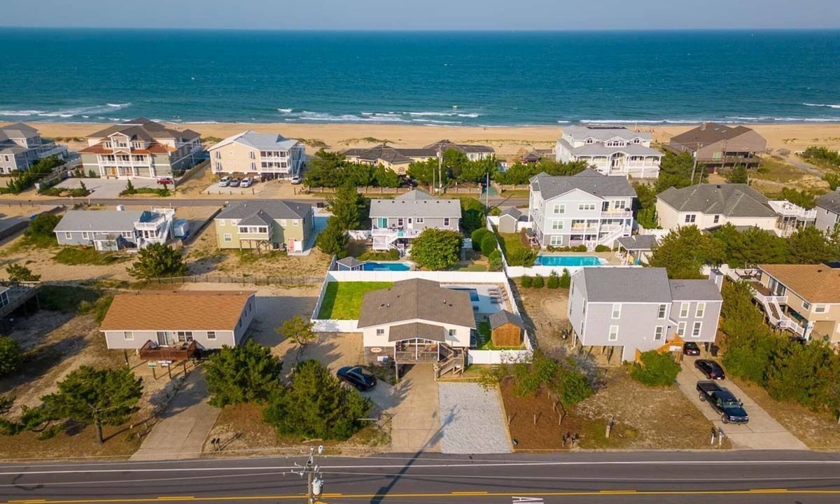Sandbridge House | Coral Point - Updated Cozy 4 bedroom w/Salt Water Pool
