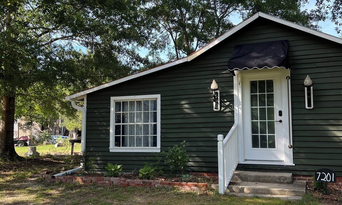 Red Oak Cottage | Cozy 1-bedroom cottage in lovely Rocky Mount with AC