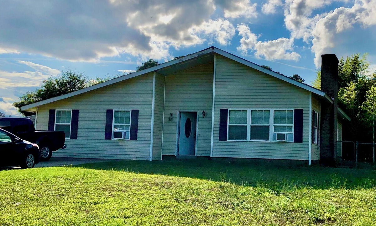 Fayetteville House | Cozy 1-bedroom house with AC in safe neighborhood close to hospital and base