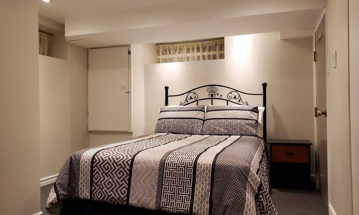 Trinity - Bellwoods Apartment | Cozy 2 BR In the Heart of Little Italy